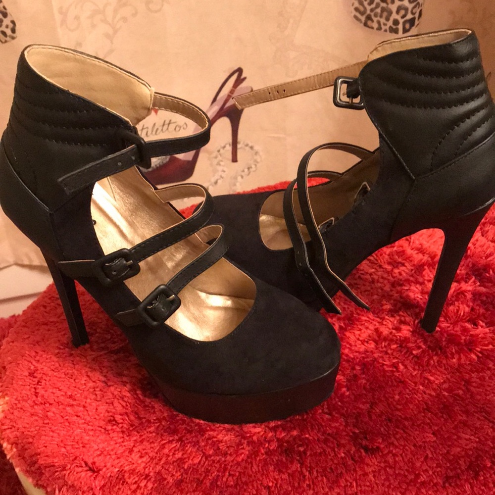 ✨🆕 Black Heels 👠 w/ Straps✨